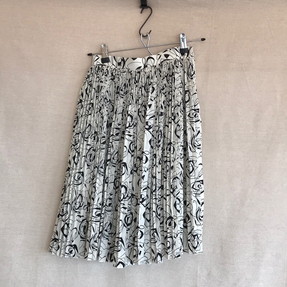 White and black pleats skirt。